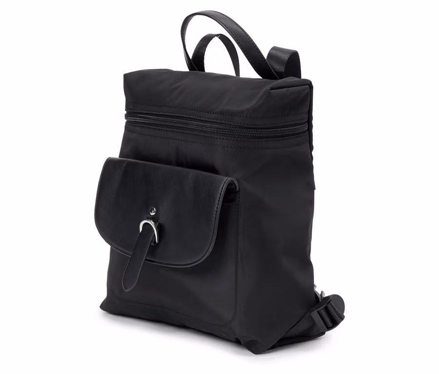 Nahaufnahme eines schwarzen Rucksacks mit einer Klappe und einem Knebelverschluss.