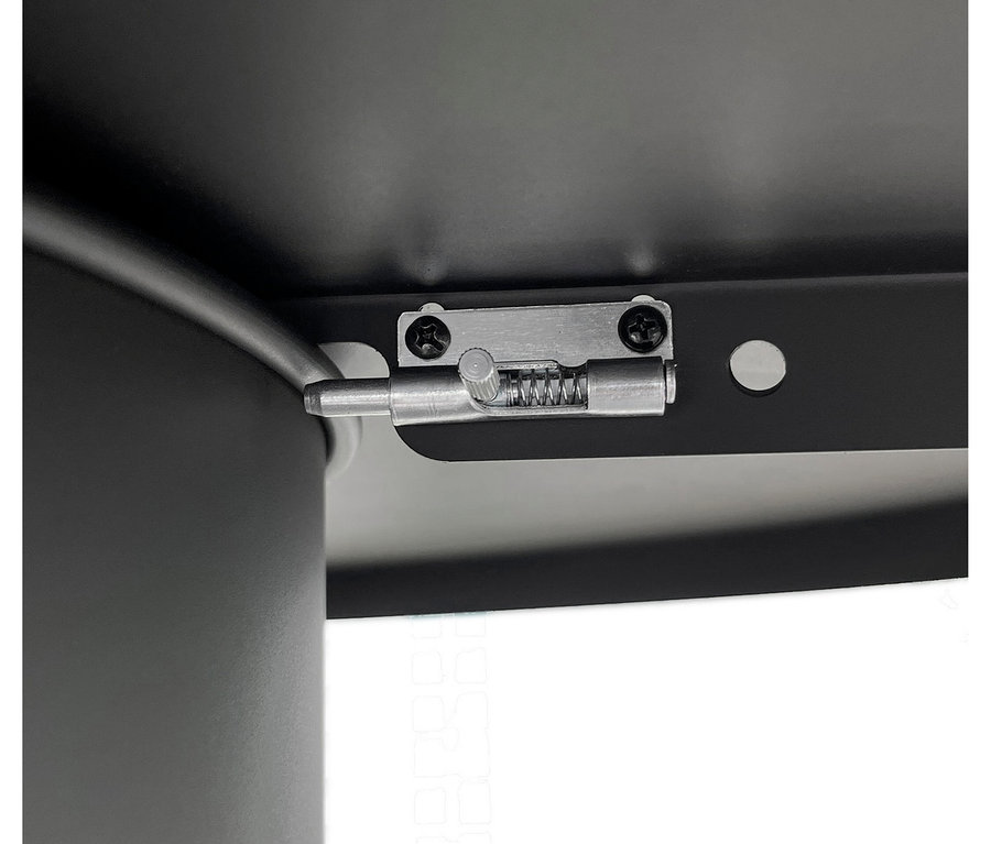Nahaufnahme eines silbernen, federbelasteten Verriegelungsstifts, der mit zwei Schrauben an einem schwarzen Metallrahmen befestigt ist. Der Stift ist ausgefahren.