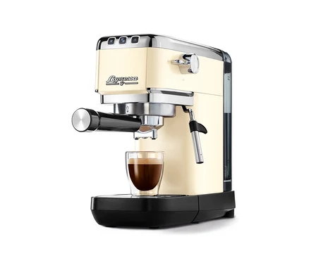 Eine »Lapressa« Siebträgermaschine in Creme mit einer Tasse Kaffee.