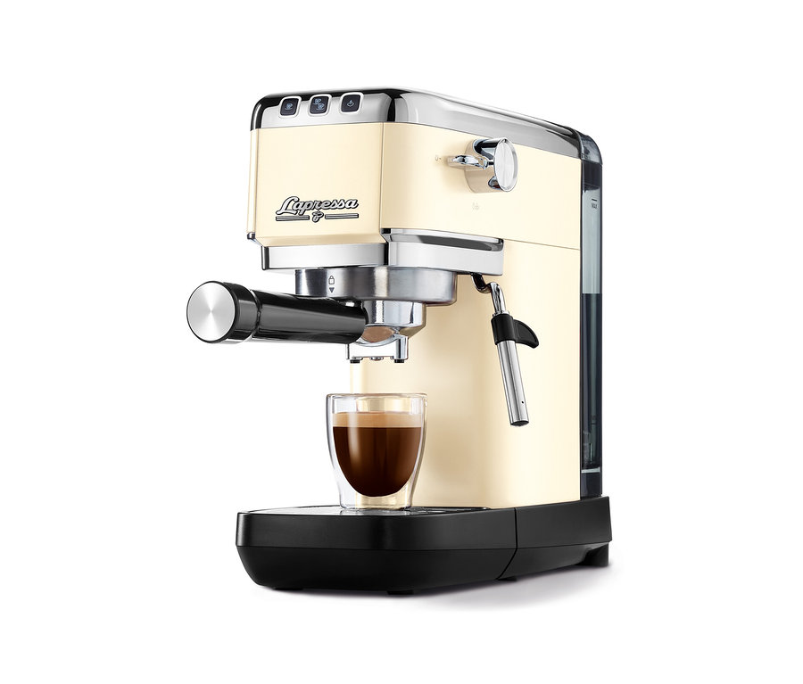 Eine »Lapressa« Siebträgermaschine in Creme mit einer Tasse Kaffee.
