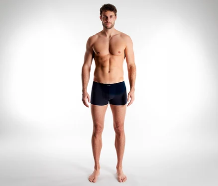 Oberkörperfreier Mann steht und trägt dunkle Tom Tailor Colorado Slipboxer.