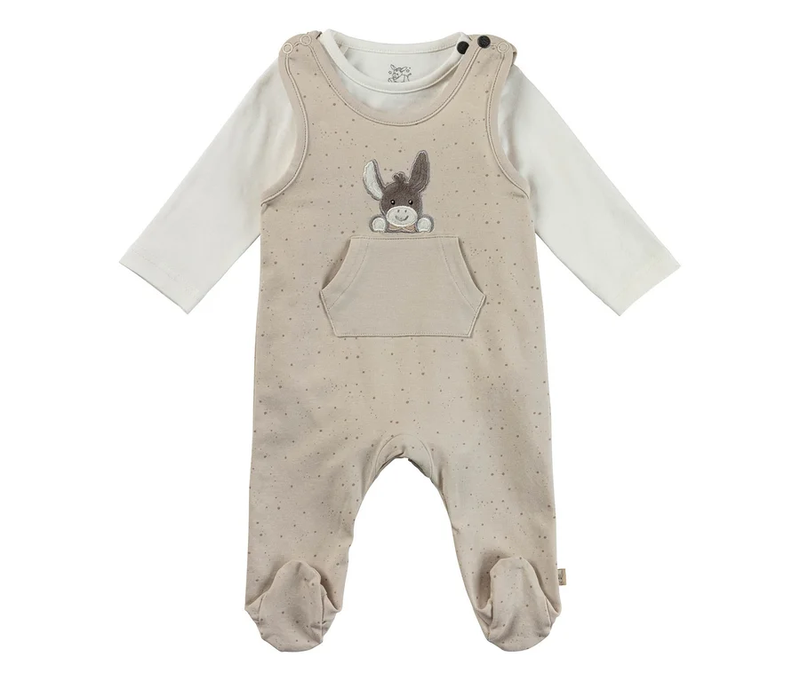 Beiger Baby-Overall mit integrierten Füßen, Esel-Applikation und Vordertasche, über einem weißen Langarmshirt getragen.