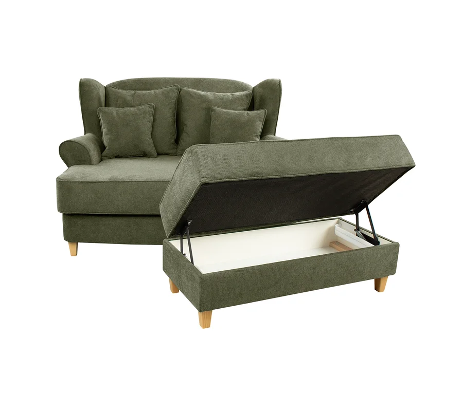 Grünes Ohrensessel-Sofa mit Kissen und passender Ottomane mit offenem Stauraum.