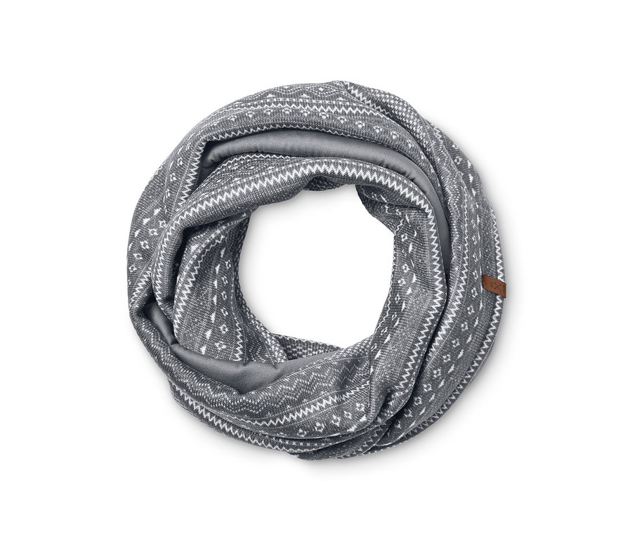 Ein grauer Strickfleece-Schlauchschal mit Muster liegt ringförmig.