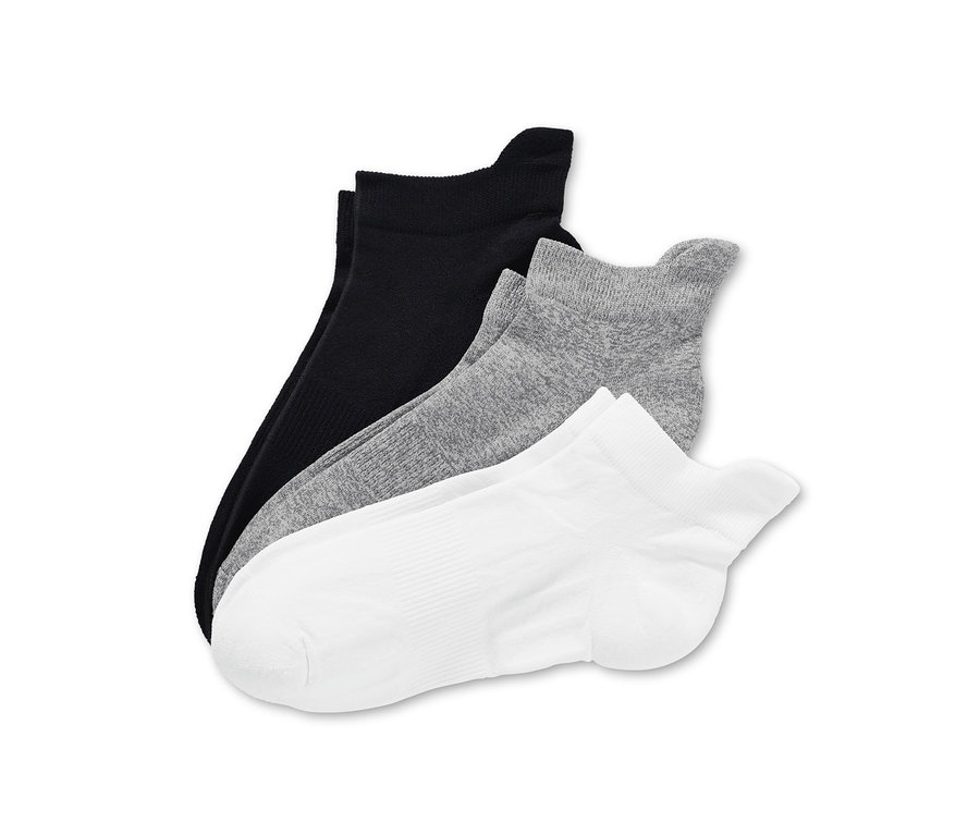 Drei Paar Funktions-Laufsocken in Schwarz, Grau und Weiss liegen übereinander.