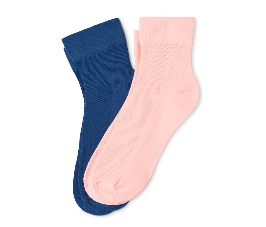 Zwei Paar Sportsocken: ein Paar marineblau, das andere hellrosa.