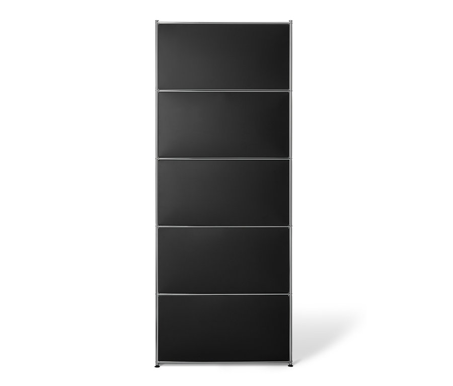 Ein hohes schwarzes Metallregal mit versetzbarem Klappenfach.