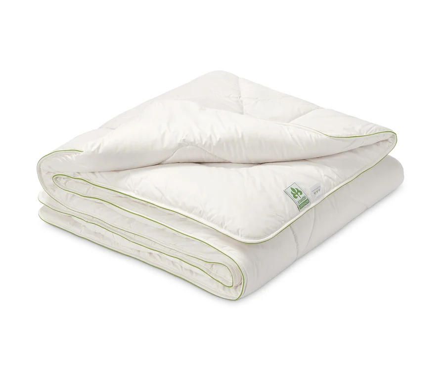 Ein gefaltetes, weißes irisette® greenline Duo-Steppbett mit Schurwolle und grünem Rand.
