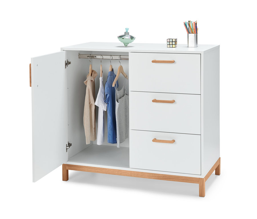 Weisse 2-in-1: Kommode und Kleiderschrank mit offenem Schrankfach und drei Schubladen.