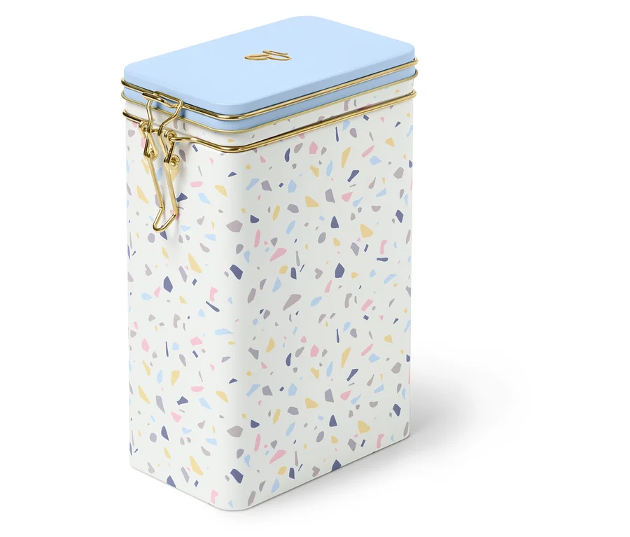 Eine Kaffeedose mit Terrazzo-Muster und blauem Deckel.