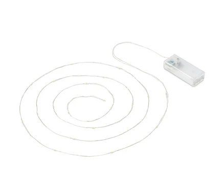Eine aufgerollte LED-Micro-Lichterkette »Tropfen« mit einem Batteriekasten.