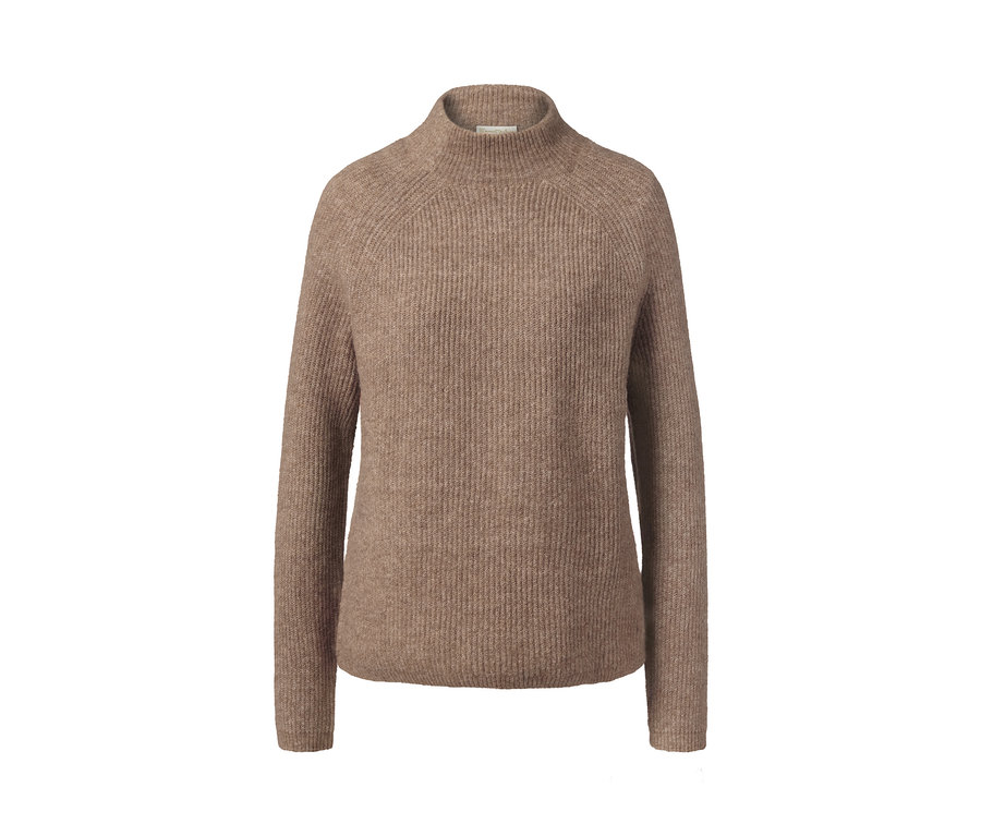 Cognacfarbener Strickpullover mit Stehkragen.