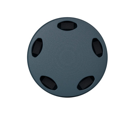 Ein grauer Ball mit schwarzen Löchern.