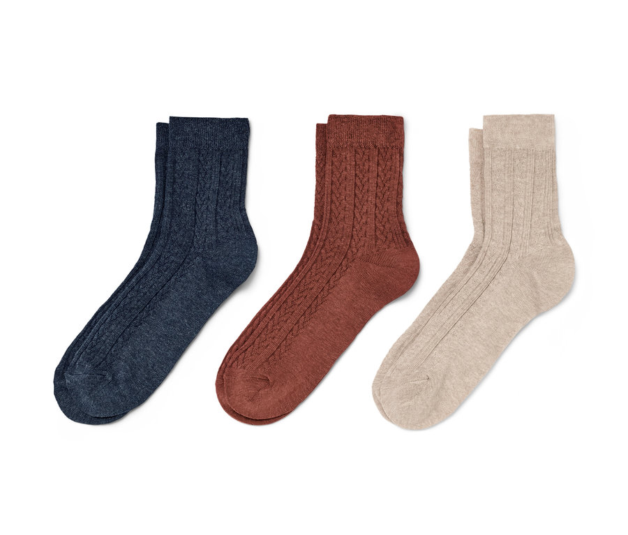 Drei Paar Socken mit Zopfmuster.