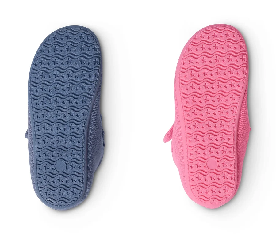 Zwei Paar Hausschuhe aus recyceltem Material, ein Paar blau, ein Paar pink.