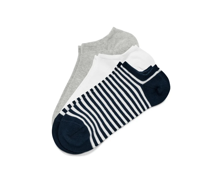 Drei Paar Sneakersocken, Basic: grau, weiss und blau-weiss gestreift.