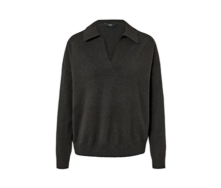 Ein brauner Lounge-Pullover mit Kragen und V-Ausschnitt.
