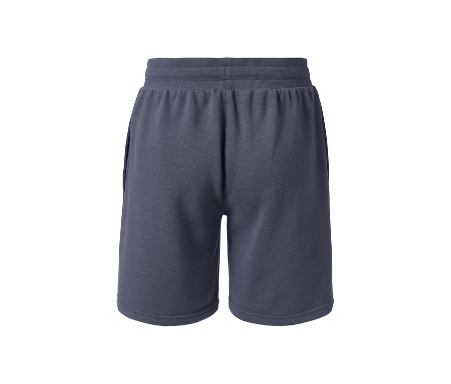 Blaue Sweatshorts.