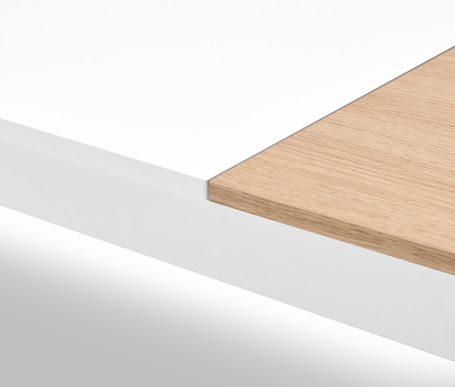 Detailansicht eines weißen Tisches mit einer Holzplatte.