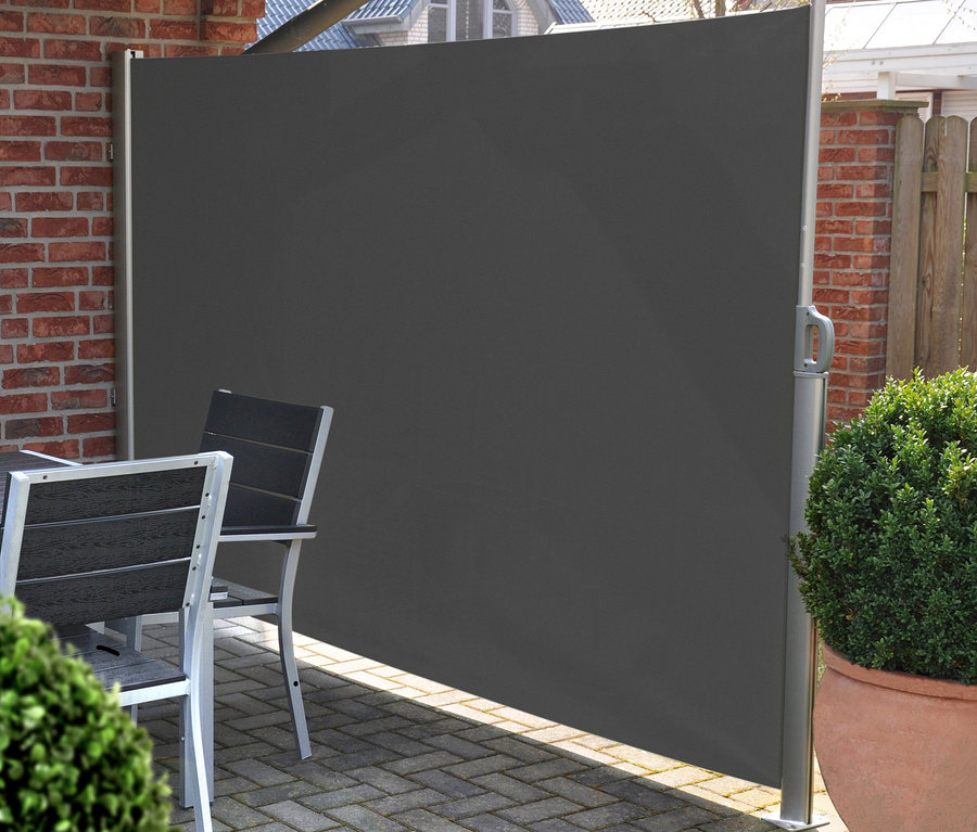 Graue Leco Seitenmarkise, 180 x 300 cm, auf einer Terrasse.