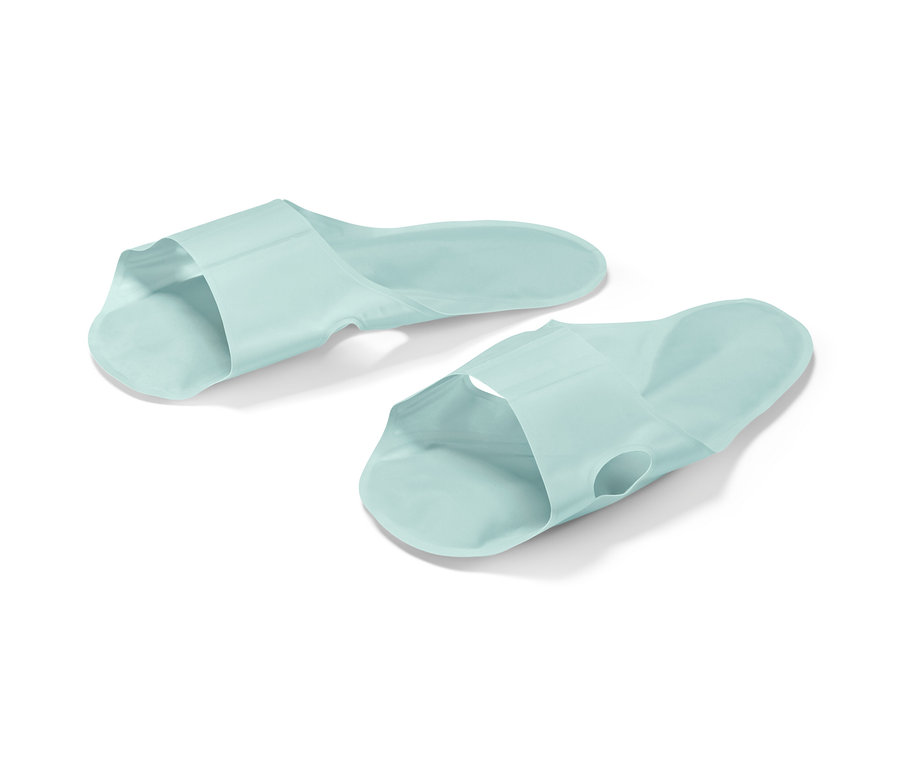 Zwei hellblaue Entspannungssohlen auf weißem Hintergrund.
