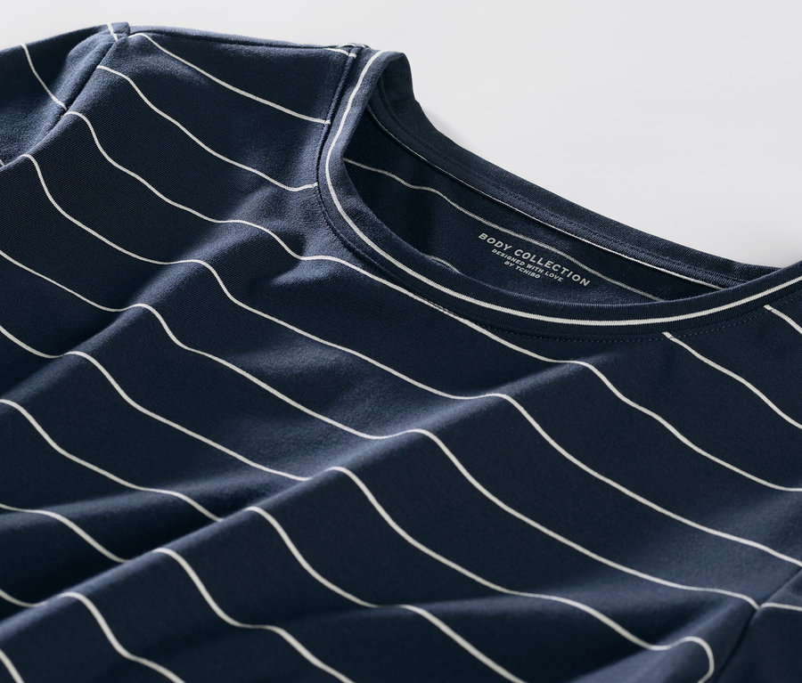 Detailansicht eines blau-weiß gestreiften Pyjamas.