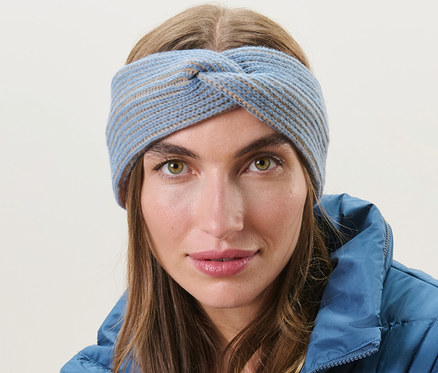 Frau trägt ein Strick-Stirnband.