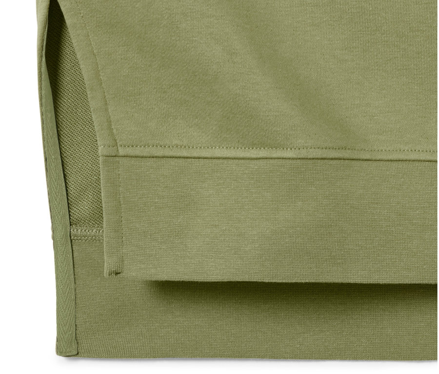 Detailaufnahme eines grünen Sweatshirts mit Schlitz.