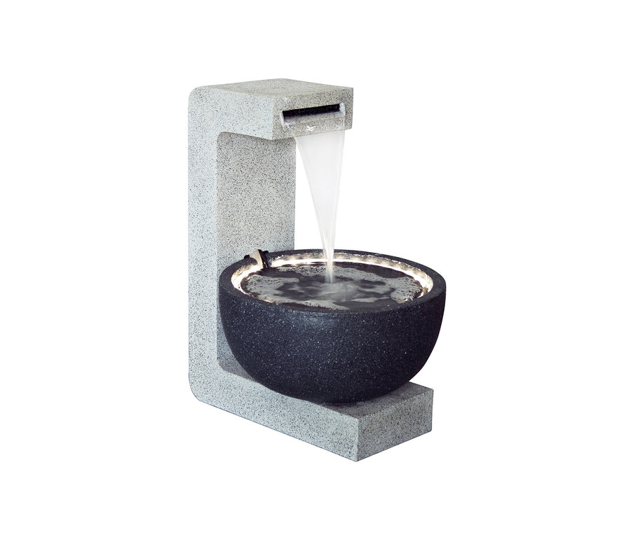 Wasser fließt aus dem Dobar Gartenbrunnen mit Schale in eine Schale.