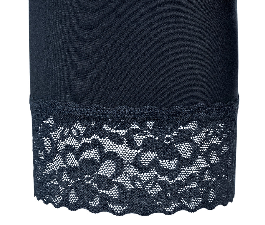Nahaufnahme von dunkelblauen Radlershorts mit Spitzenborte.