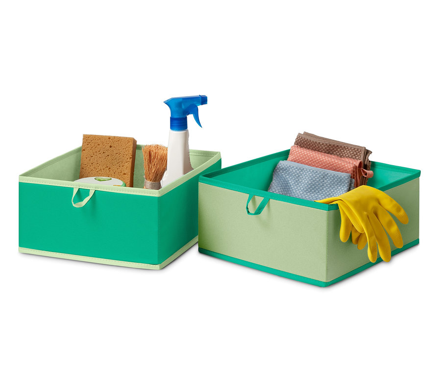 Zwei grüne Schubladen-Ordnungsboxen, groß, beinhalten Reinigungsmittel, Lappen und einen Schwamm.
