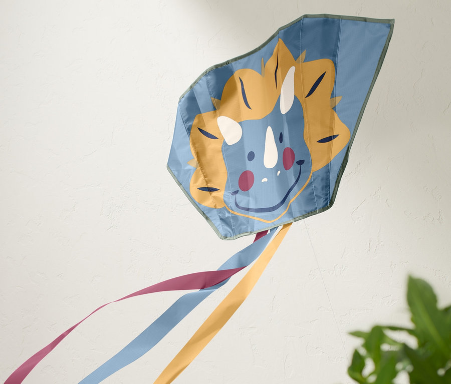 Blauer Taschendrachen mit Dinosauriergesicht und bunten Bändern.