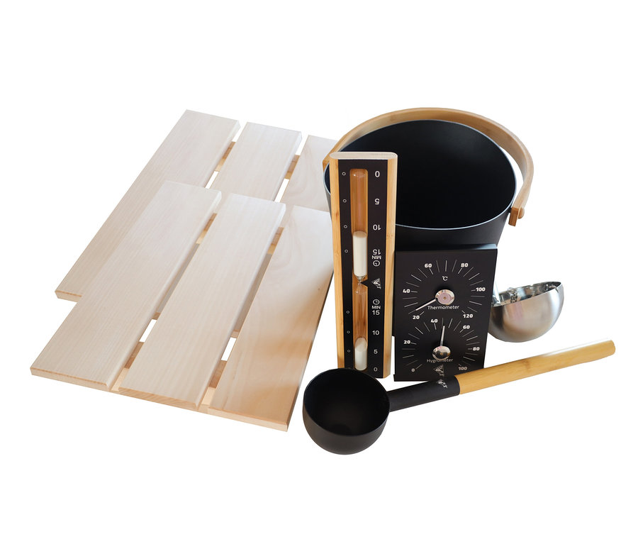 Holzmatte, schwarzer Eimer, Timer, Thermometer, Hygrometer und Schöpfkelle aus dem Karibu Sauna-Zubehör-Set »Premium«.