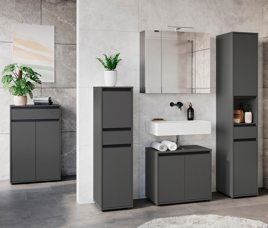 Badezimmer-Anordnung mit Waschbecken, Spiegelschrank und mehreren graphitfarbenen Lemont-Badezimmerschränken.