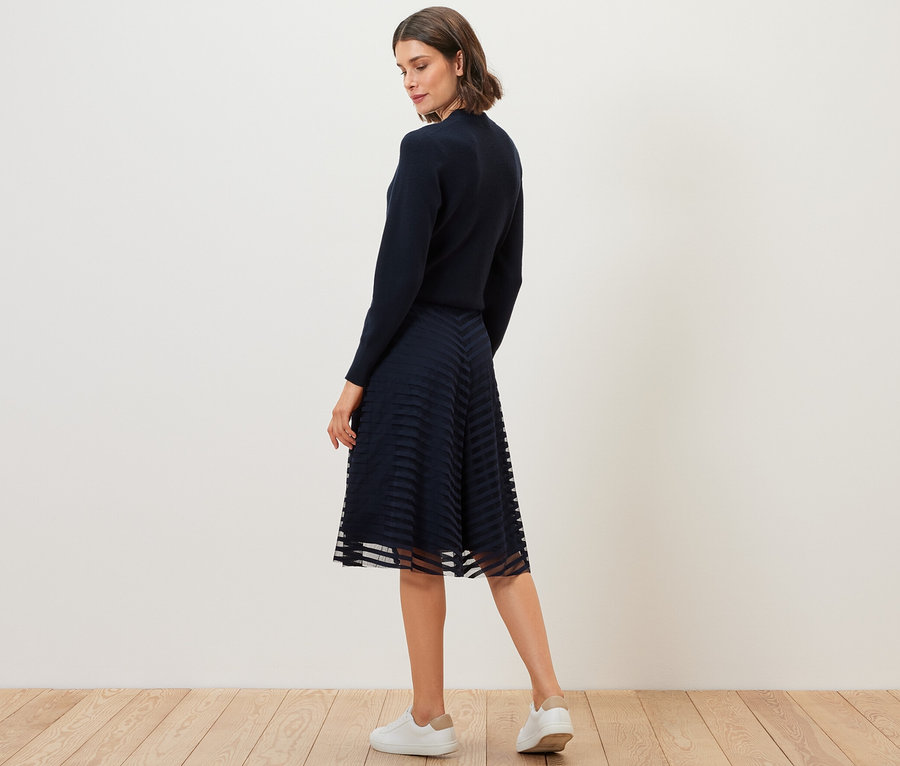 Frau posiert in Mesh-Rock.