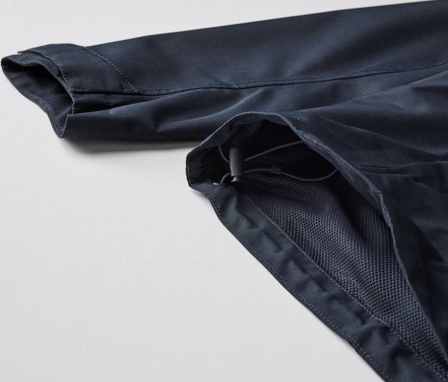 Detailaufnahme eines Funktionsparkas, der den Ärmel und einen Teil des Reißverschlusses zeigt.