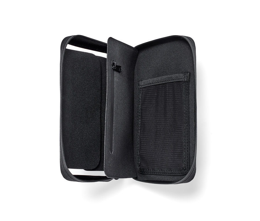 Geöffnete schwarze 2-in-1-Smartphonetasche mit Fächern und Reißverschlüssen.