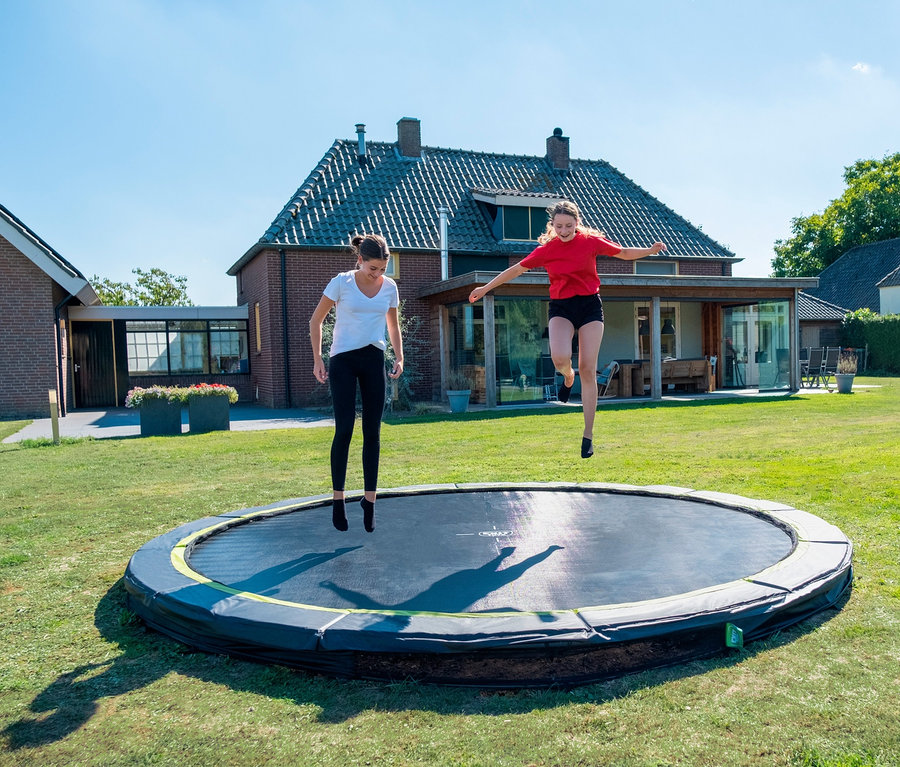 Zwei Mädchen springen auf einem EXIT Bodentrampolin »Silhouette sports« mit ca. 305 cm Durchmesser.