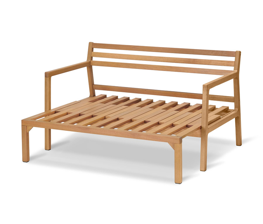 Ein ausziehbares Gartensofa aus Holzlatten steht auf einem weißen Hintergrund.