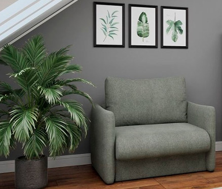 Zimmer mit grauer Wand, an der drei Blätterbilder hängen, neben einem grauen DOMO collection Schlafsofa 1-Sitzer "Helsinki" und einer Topfpflanze.