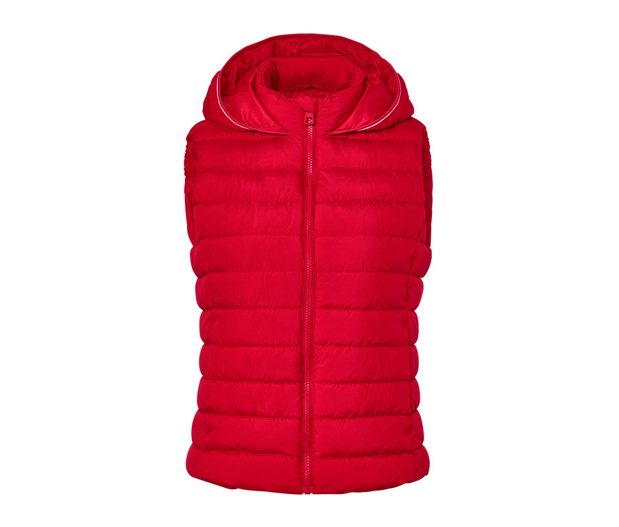 Eine rote Steppweste mit Kapuze auf weißem Hintergrund.