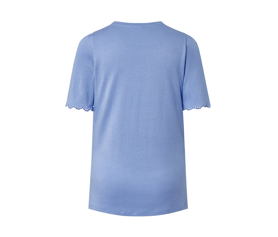 Rückansicht eines hellblauen Shirts mit kurzen Ärmeln und Zierborte.
