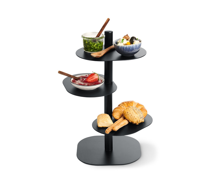 Auf einer schwarzen Etagere befinden sich Pesto, Salat, Marmelade und Gebäck.