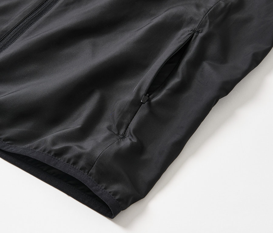 Detailaufnahme einer schwarzen Funktionsweste.