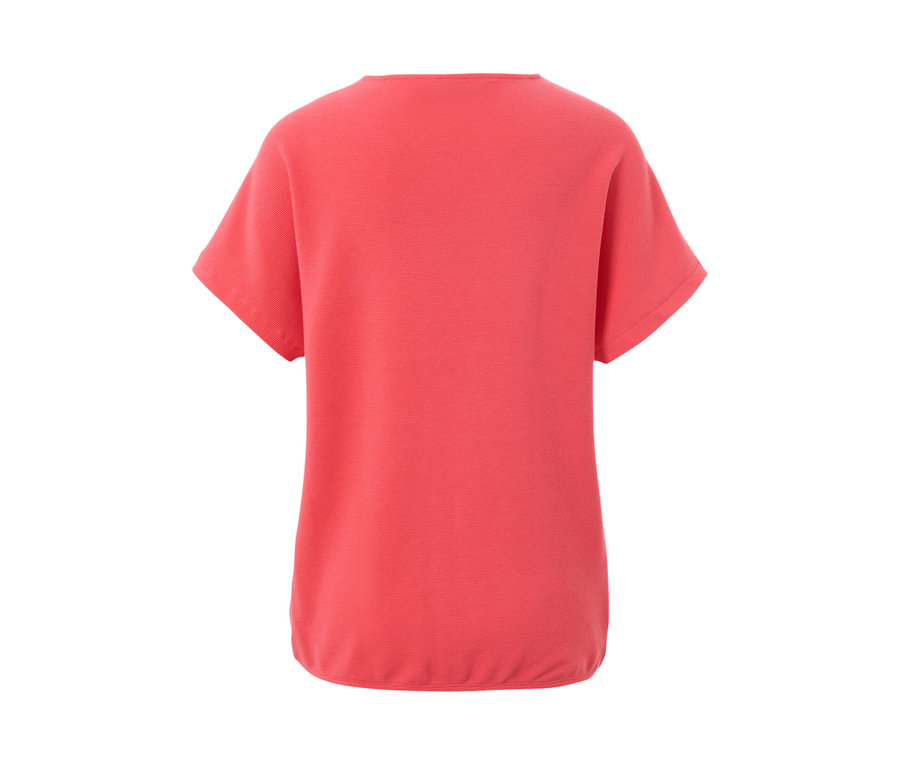 Rückansicht eines korallenroten Blusenshirts.