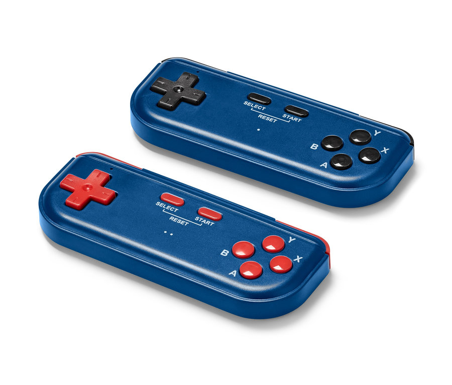 Zwei Retro-TV-Spielekonsolen, eine blaue mit schwarzen Knöpfen und eine blaue mit roten Knöpfen.