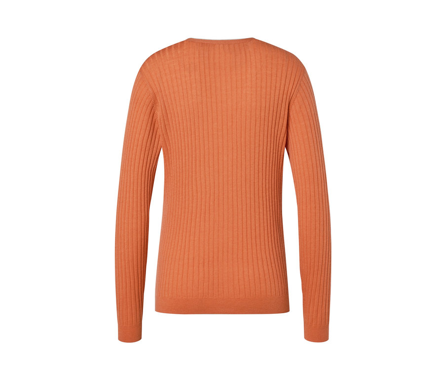 Detailaufnahme eines orangefarbenen, langärmeligen Cardigans mit Seide.