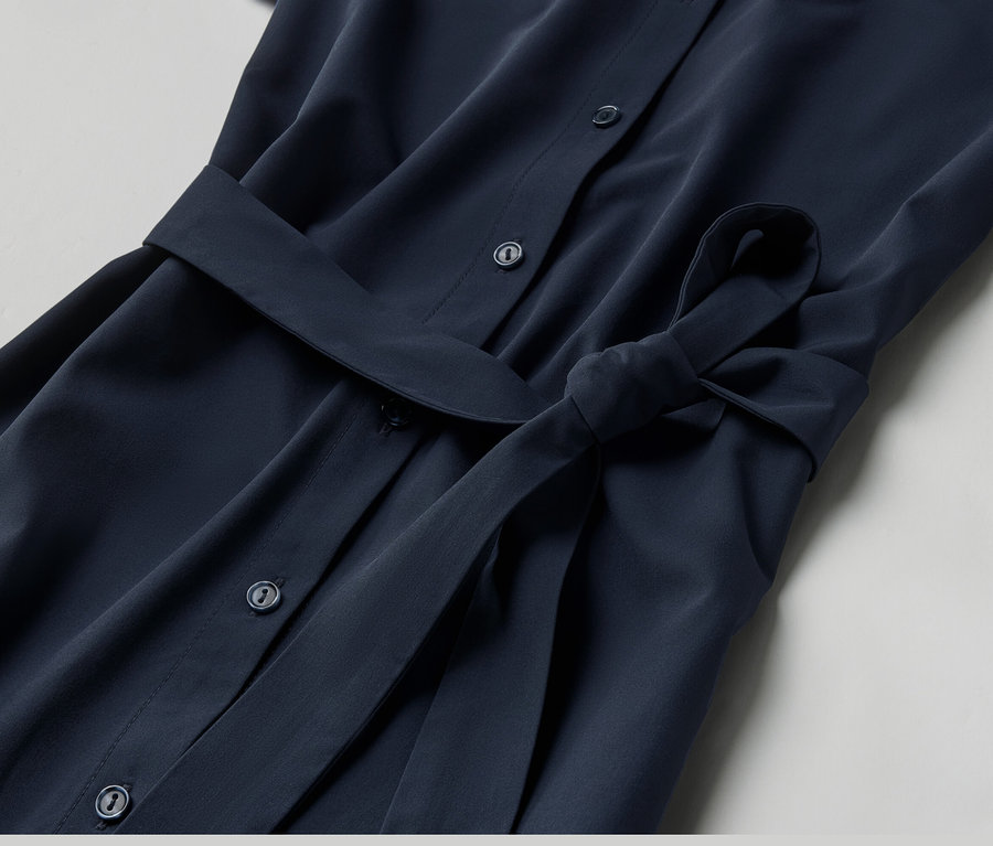 Detailaufnahme eines Funktions-Kleids mit Knöpfen und Gürtel.