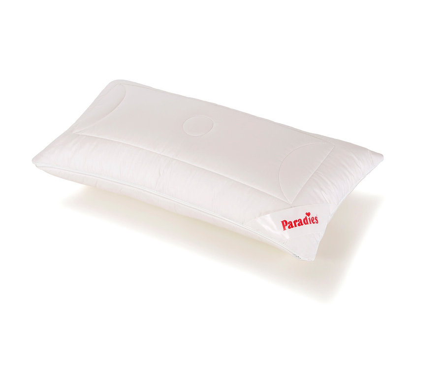 Auf einem weißen Hintergrund liegt ein weißes, gestepptes HanseTraum Kopfkissen, 40 x 80 cm.