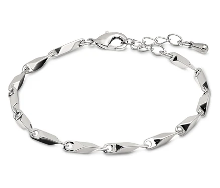Silbernes Armband mit dekorativen Elementen auf weißem Hintergrund.